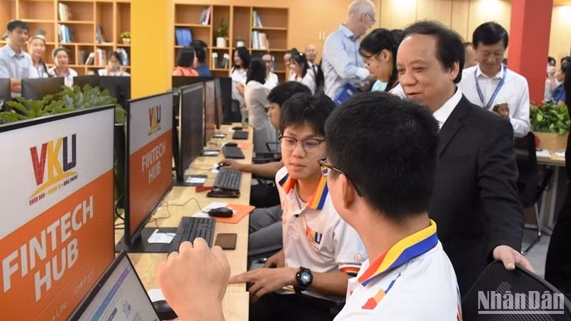 Sinh viên Đà Nẵng có nhiều cơ hội tiếp cận, học chuyên ngành vi mạch, bán dẫn. (Ảnh: ANH ĐÀO)