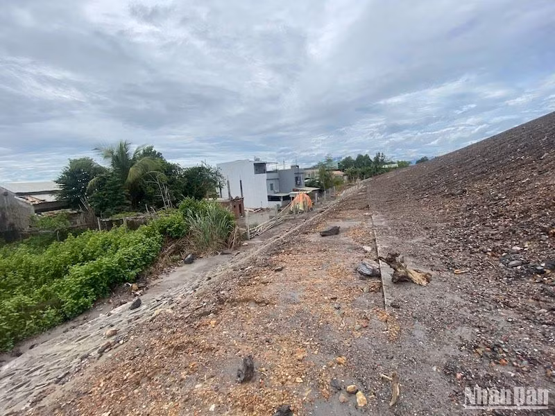 Thi công dự án khiến nhà dân nằm lọt thỏm giữa ngổn ngang công trình. Ống cống thoát nước.