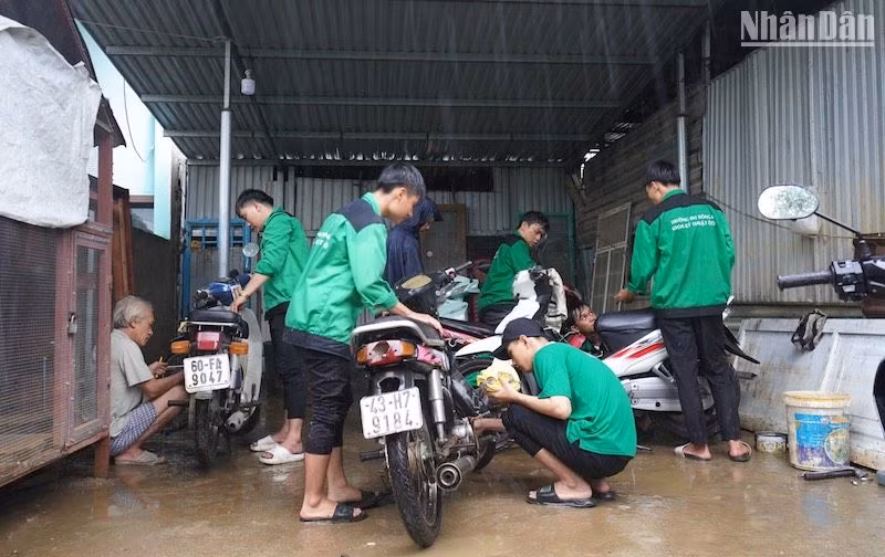 Nhiều xe máy bị ngập lụt được các bạn sinh viên Trường đại học Đông Á sửa chữa. (Ảnh ANH ĐÀO)