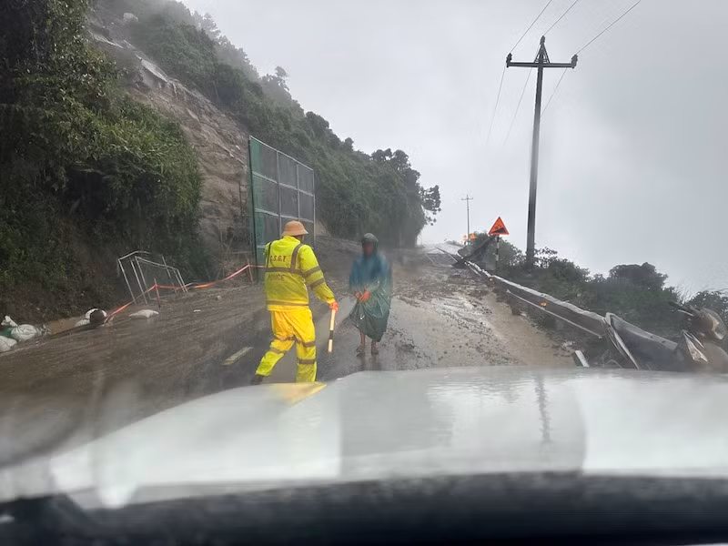 Cảnh sát giao thông cửa ô Hòa Hiệp chốt chặn tại điểm sạt lở.
