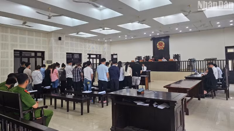 Quang cảnh phiên tòa xét xử 35 bị cáo trong vụ cho vay nặng lãi nghìn tỷ qua app điện thoại. (Ảnh: AD)