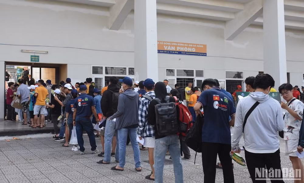 Hai cổng vào sân vận động Hoà Xuân, người hâm mộ bóng đá xếp hàng trật tự. (Ảnh: ANH ĐÀO)