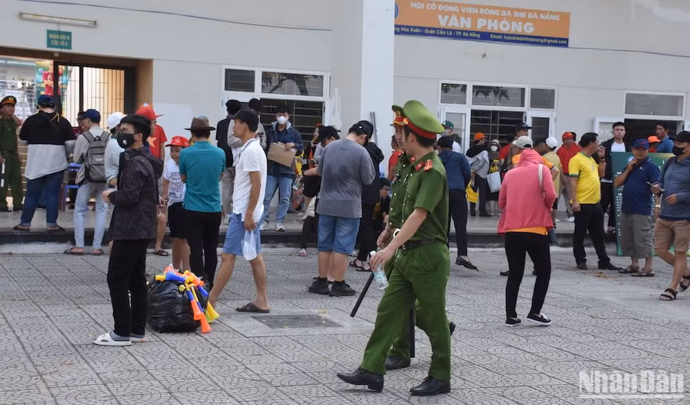 Lực lượng chức năng làm nhiệm vụ bảo vệ an ninh trật tự trong quá trình diễn ra sự kiện. (Ảnh: ANH ĐÀO)