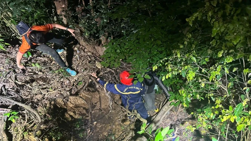 Cảnh sát phòng cháy chữa cháy và cứu nạn cứu hộ Công an thành phố Đà Nẵng tiếp cận khu vực hai du khách bị nạn. (Ảnh: Công an cung cấp)