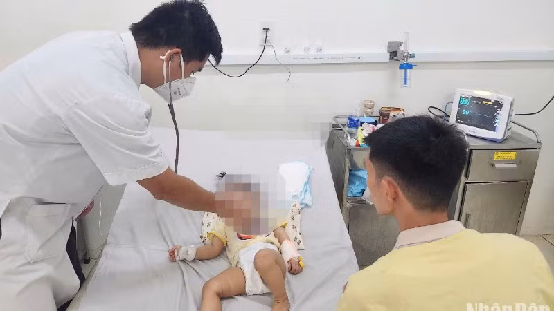 Bệnh nhi mắc sởi đang điều trị tại khoa Y học nhiệt đới Nhi-Hồi sức tích cực và bệnh lý, Bệnh viện Phụ sản-Nhi Đà Nẵng. (Ảnh: ANH ĐÀO)