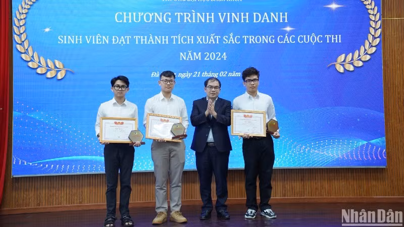 PGS,TS Nguyễn Hữu Hiếu, Hiệu trưởng Trường đại học Bách khoa – Đại học Đà Nẵng trao giấy khen và biểu trưng cho sinh viên đạt giải cấp Quốc gia Cuộc thi Olympic Tin học sinh viên Việt Nam lần thứ 33. (Ảnh: ANH ĐÀO)