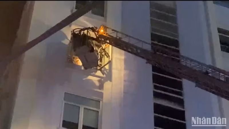 Nhiều người dân bị mắc kẹt trên khu vực xảy ra đám cháy đã được đưa xuống đất an toàn. (Ảnh: ANH ĐÀO)