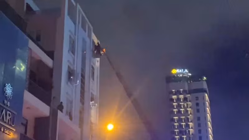 Lực lượng Cảnh sát phòng cháy chữa cháy và cứu nạn cứu hộ Công an thành phố Đà Nẵng dùng xe thang chuyên dụng cứu người mắc kẹt trên tầng cao. (Ảnhh: ANH ĐÀO)