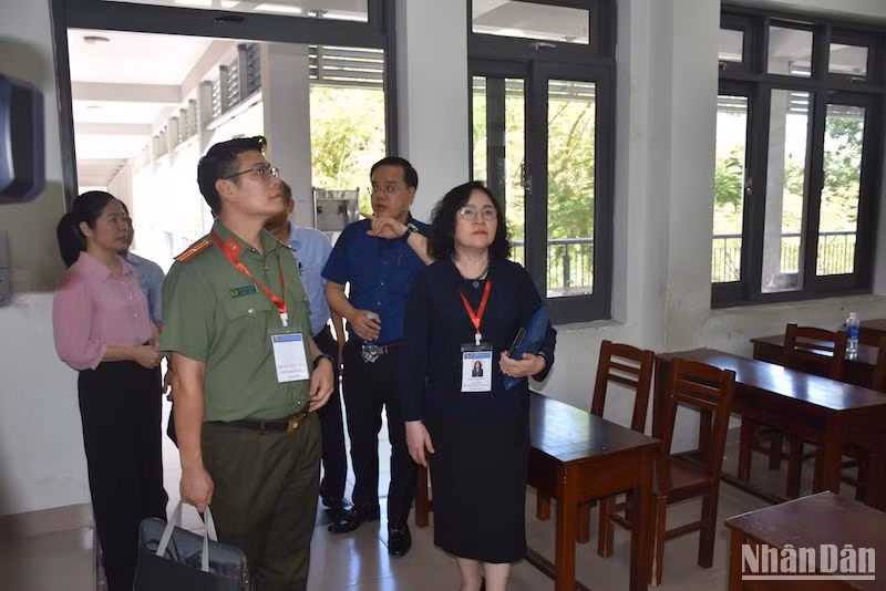 Đoàn kiểm tra hệ thống camera được lắp đặt tại các phòng thi, điểm thi Trường THPT Phan Châu Trinh. (Ảnh: ANH ĐÀO)