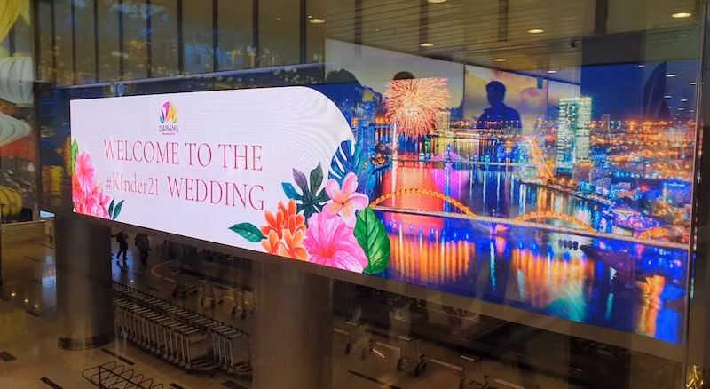 Màn hình LED tại khu vực nhập cảnh Sân bay quốc tế Đà Nẵng chào cô dâu, chú rể Ấn Độ.