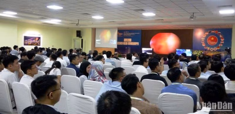 Các đại biểu trực tiếp theo dõi phẫu thuật thị phạm tại hội nghị. (Ảnh: ANH ĐÀO)