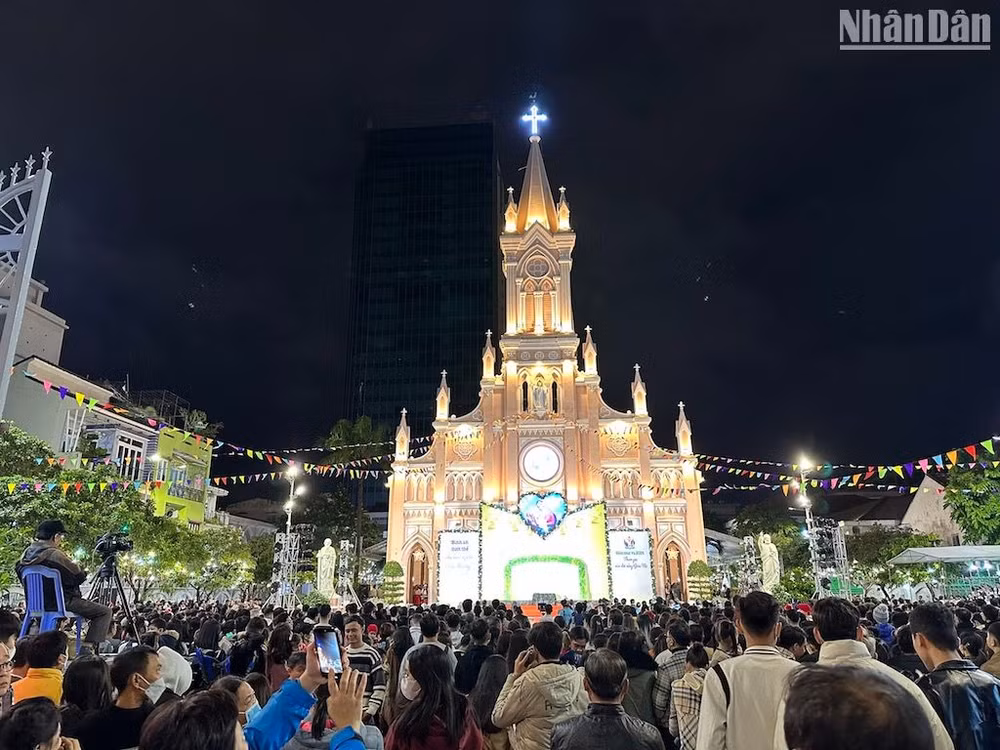 Không khí Giáng sinh tại Nhà thờ Con Gà, đêm 24/12. (Ảnh: ANH ĐÀO)