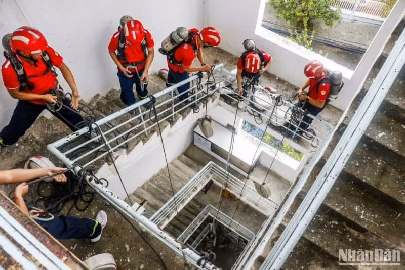 Tổ chữa cháy và cứu nạn, cứu hộ đặc biệt luyện tập, sẵn sàng nhận nhiệm vụ.