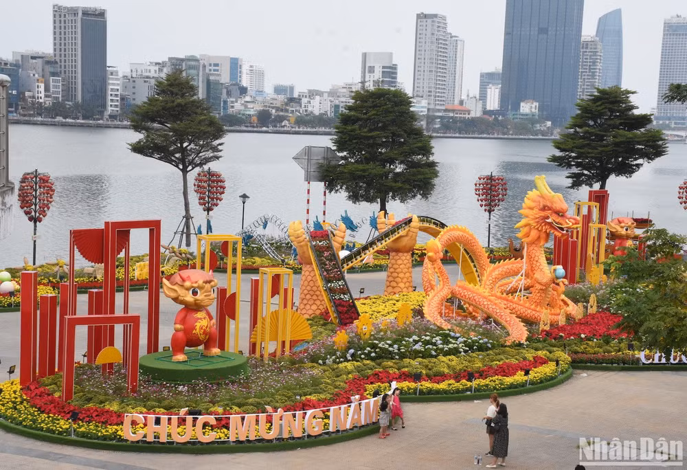 Một góc thành phố Đà Nẵng nhìn từ trên cầu Rồng sáng 28 Tết. (Ảnh: ANH ĐÀO)