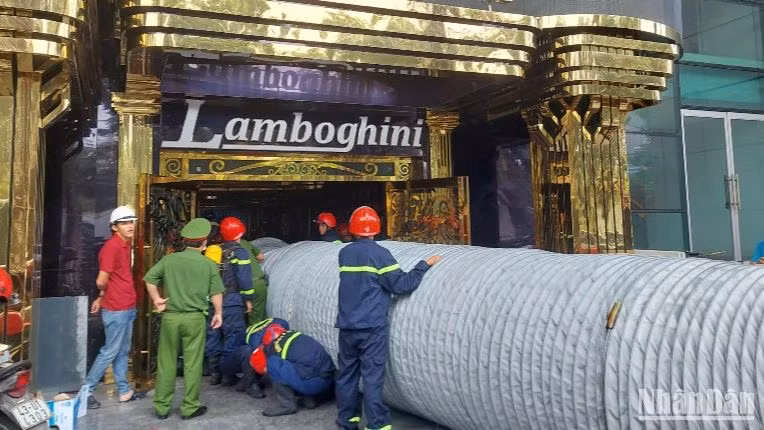 Lực lượng chức năng dùng xe hút khói để xử lý vụ cháy. (Ảnh: ANH ĐÀO)