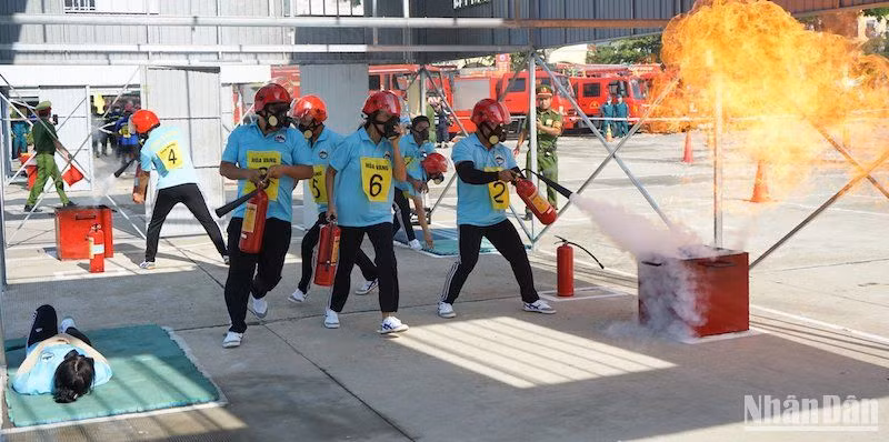 Hội thi nghiệp vụ chữa cháy và CNCH “Tổ liên gia an toàn PCCC” thành phố Đà Nẵng năm 2024. (Ảnh: ANH ĐÀO)