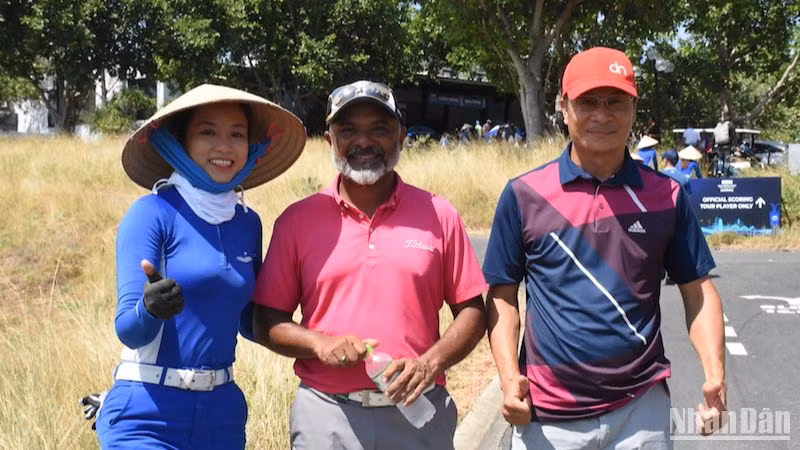 Gôn thủ Rahil Gangjee chụp ảnh lưu niệm cùng người hâm mộ Đà Nẵng. (Ảnhh: ANH ĐÀO)