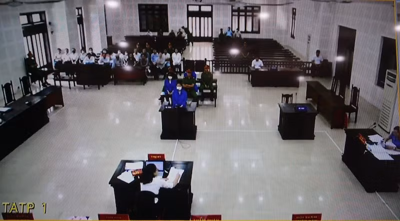 Toàn cảnh phiên toà qua màn hình.