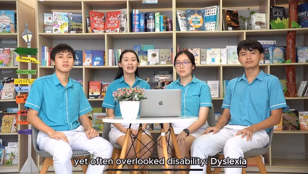 Nhóm học sinh Đà Nẵng trong phần thi trình bày về ý tưởng và giải pháp ứng dụng trí tuệ nhân tạo tại cuộc thi.