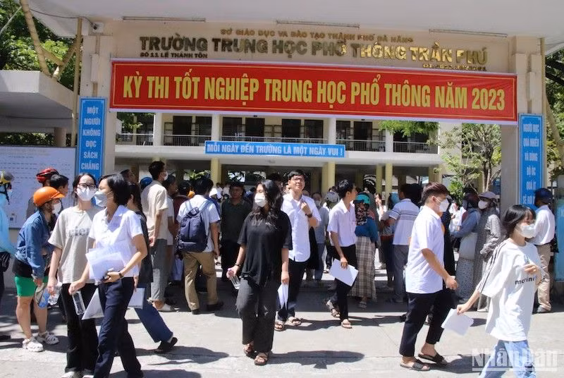 Các thí sinh dự thi Kỳ thi tốt nghiệp THPT năm 2023 tại điểm thi trường THPT Trần Phú. (Ảnh: ANH ĐÀO)