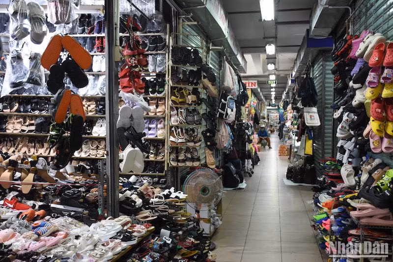 Hiện có khoảng 500 tiểu thương đang thuê mặt bằng kinh doanh tại Chợ Siêu Thị Đà Nẵng. (Ảnh: ANH ĐÀO)