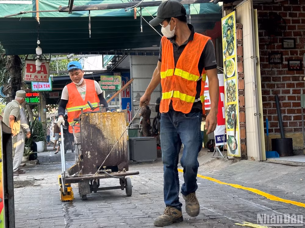 Phường Nại Hiên Đông phân định, kẻ vạch 8 tuyến đường, dự kiến hoàn thành trước ngày 20/4/2024. Ảnh: ANH ĐÀO