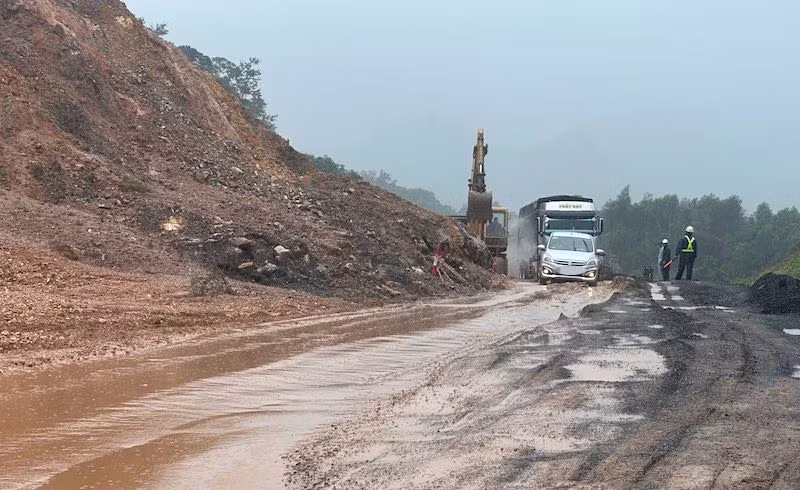 Hiện trạng sạt lở trên đường Hồ Chí Minh đoạn cao tốc La Sơn-Hòa Liên ngày 14/11.