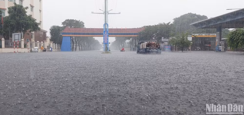 Đường vào Khu công nghiệp Hòa Khánh ngập sâu.