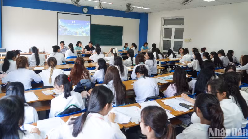 Ngày hội việc làm thu hút hàng ngàn lượt sinh viên tham gia phỏng vấn trực tiếp. (Ảnh: ANH ĐÀO)