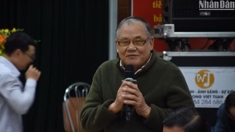 Nhà thơ Ngân Vịnh trình bày bài thơ Trên Ngũ Hành Sơn. (Ảnh: ANH ĐÀO)