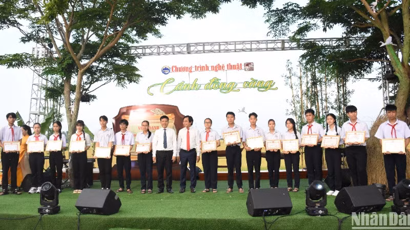 Lãnh đạo huyện Hòa Vang vinh danh, khen thưởng 53 học sinh giỏi cấp thành phố. (Ảnh: ANH ĐÀO)