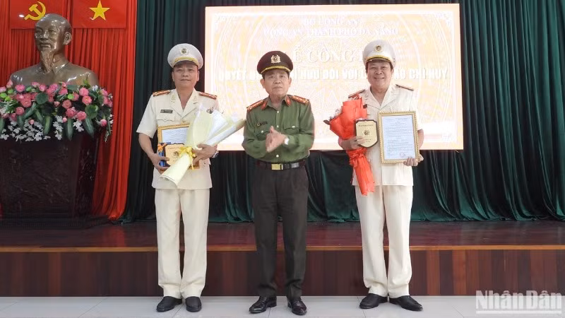 Đại tá Trần Đình Liên, Phó Bí thư Đảng ủy, Phó Giám đốc Công an thành phố Đà Nẵng trao quyết định nghỉ hưu theo chế độ cho 2 cán bộ lãnh đạo cấp phòng là Đại tá Đặng Văn Khuôn, Trưởng Công an quận Cẩm Lệ nghỉ công tác, hưởng chế độ hưu trí từ ngày 1/3 và Thượng tá Nguyễn Chính, Phó trưởng Phòng Tham mưu nghỉ công tác, hưởng chế độ hưu trí từ ngày 1/4. (Ảnh: ANH ĐÀO)