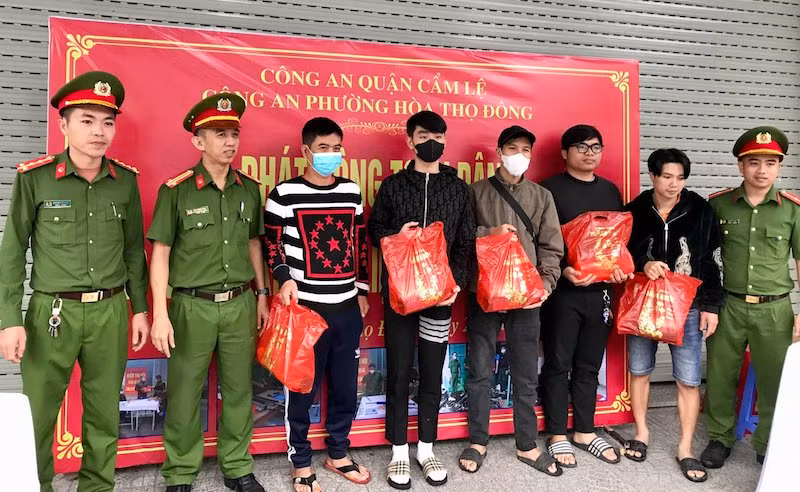 Công an phường Hòa Thọ Đông, quận Cẩm Lệ, thành phố Đà Nẵng tặng quà cho người dân sau khi họ giao nộp công cụ hỗ trợ. (Ảnh Công an cung cấp)