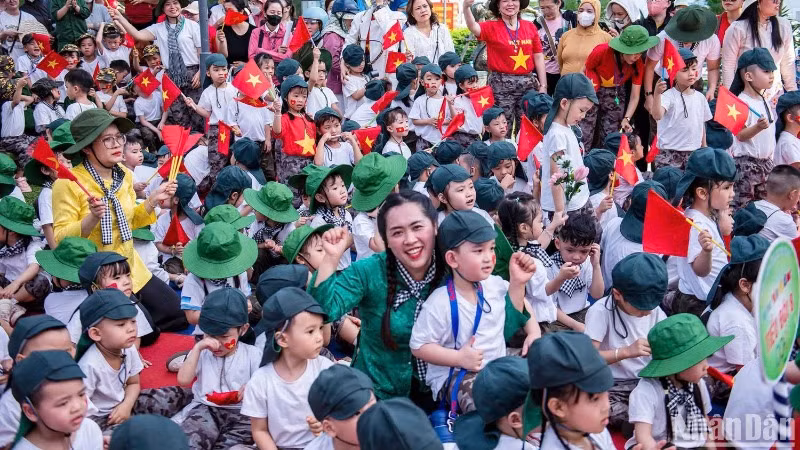 Cô trò Trường mầm non Ngọc Lan trong chương trình Em đi giữa cờ hoa. (Ảnh: ANH ĐÀO)