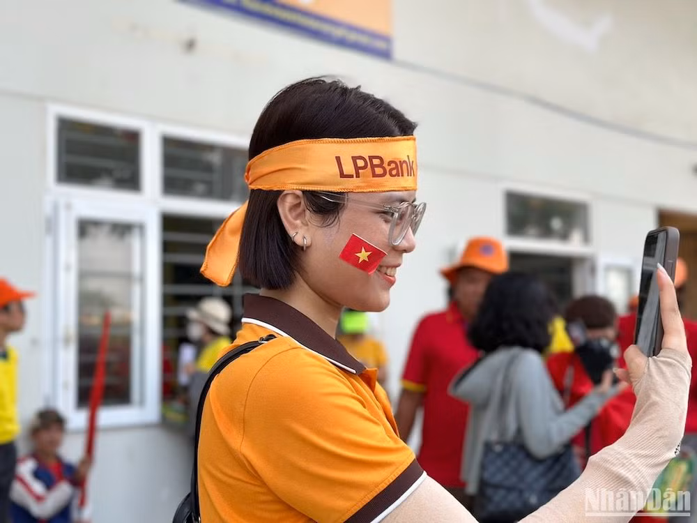 Người hâm mộ bóng đá Đà Nẵng trước giờ được xem các tuyển thủ huyền thoại bóng đá Brazil và Việt Nam đá giao hữu. (Ảnh: ANH ĐÀO)