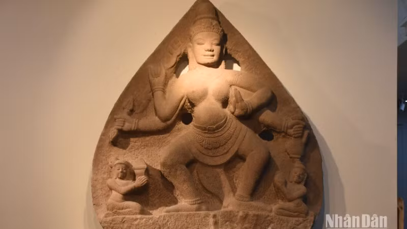 Bảo vật Quốc gia Phù điêu Uma Chánh Lộ tại Bảo tàng Điêu khắc Chăm Đà Nẵng. (Ảnh: ANH ĐÀO)