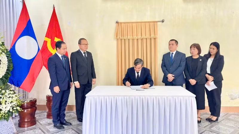 Chủ tịch Ủy ban nhân dân thành phố Đà Nẵng Lê Trung Chinh ghi sổ tang tại Tổng lãnh sự quán Lào tại thành phố Đà Nẵng.