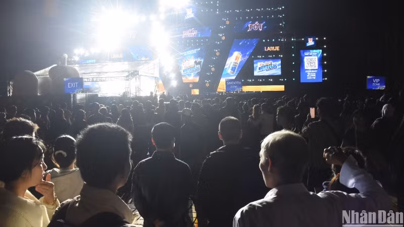 Công viên biển Đông chật kín người dân, du khách tham gia Chương trình đếm ngược chào năm mới 2025. (Ảnh: ANH ĐÀO)