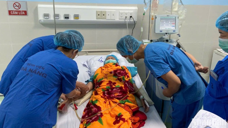 Các y, bác sĩ chăm sóc bệnh nhân Hồ Thị N. sau ca ghép tế bào gốc tự thân. (Ảnh: ANH ĐÀO)