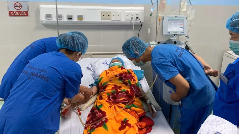 Các y, bác sĩ chăm sóc bệnh nhân Hồ Thị N. sau ca ghép tế bào gốc tự thân. (Ảnh: ANH ĐÀO)