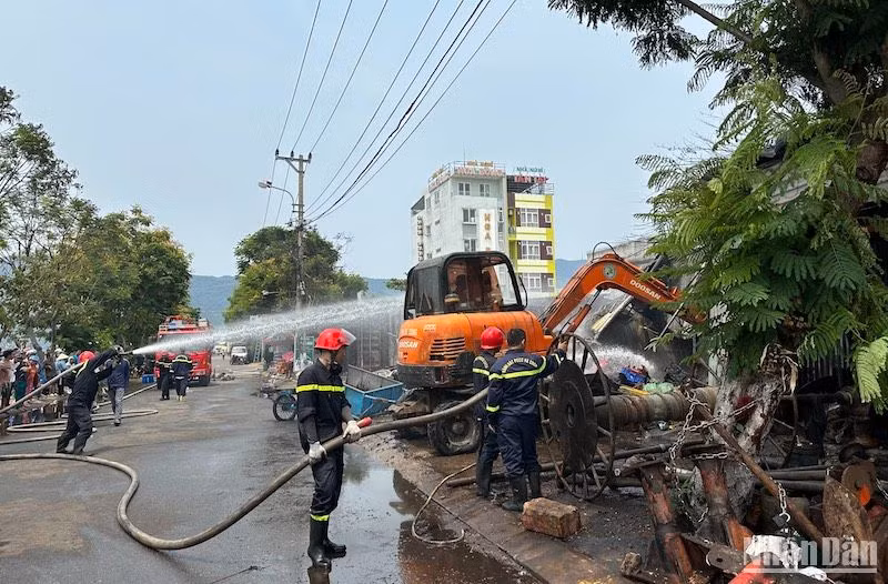 Các chiến sĩ nỗ lực dập lửa không để ngọn lửa bùng phát trở lại. (Ảnh: ANH ĐÀO)