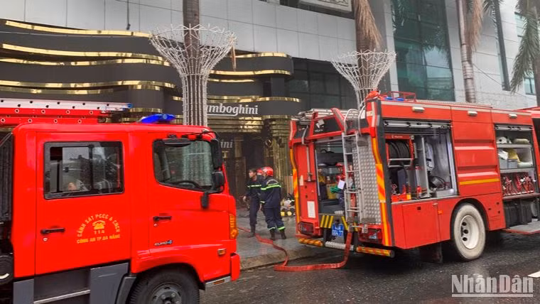 Lực lượng chức năng có mặt tại hiện trường khống chế vụ cháy. (Ảnh: ANH ĐÀO)