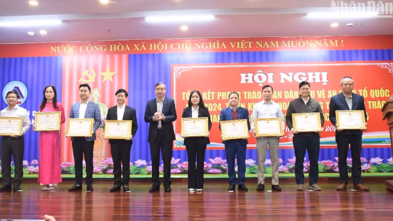 Phó Bí thư Thành uỷ, Chủ tịch Ủy ban nhân dân thành phố Đà Nẵng Lê Trung Chinh trao tặng Bằng khen cho các tập thể, cá nhân có thành tích xuất sắc trong phong trào Toàn dân bảo vệ an ninh Tổ quốc. (Ảnh: ANH ĐÀO)