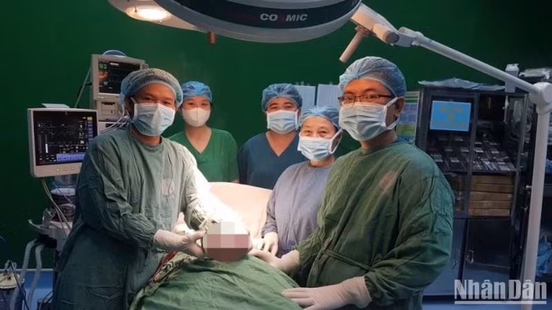 Các bác sĩ Khoa Ngoại lồng ngực, Bệnh viện Đà Nẵng trong ca phẫu thuật cắt toàn bộ bướu giáp kích thước rất lớn cứu sống bệnh nhân. (Ảnh: ANH ĐÀO)