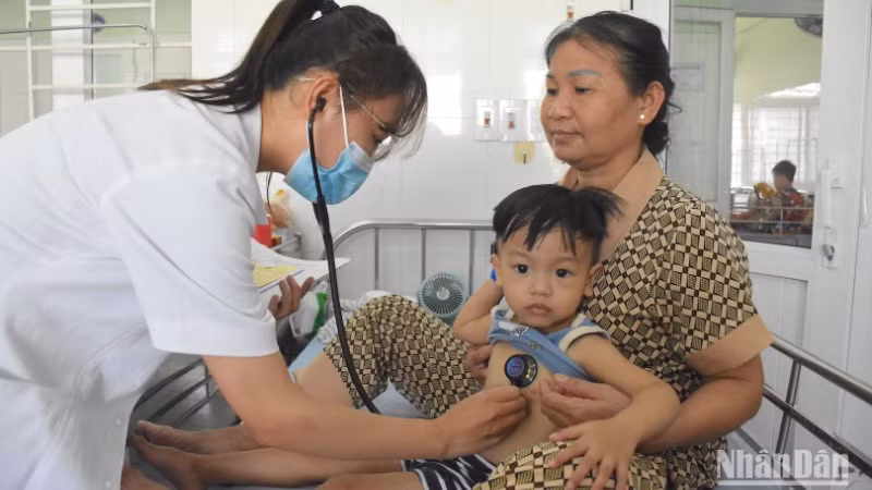 Bác sĩ thăm khám cho bệnh nhi tại Trung tâm Y tế quận Liên Chiểu, thành phố Đà Nẵng. (Ảnh: ANH ĐÀO)