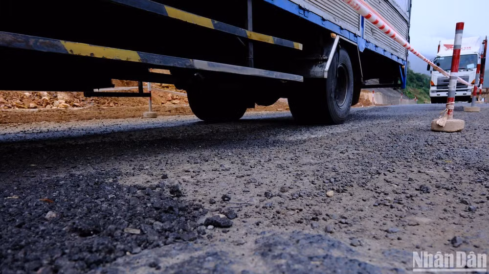 Một số vị trí bị sạt lở do mưa lũ cuối năm 2023 đang được khẩn trương khắc phục, khiến việc lưu thông của các phương tiện gặp khó khăn.