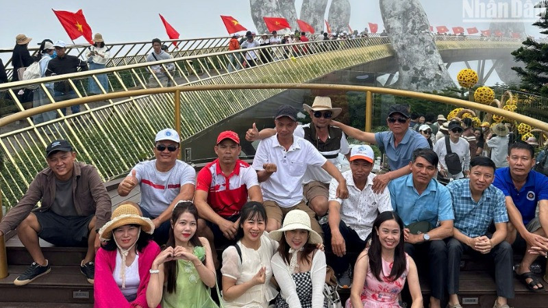 Lượng khách du lịch đến Ba Na Hills tăng kỷ lục trong dịp lễ Giỗ Tổ Hùng Vương. Trong ảnh là đoàn khách tour Sun World Ba Na Hills do Công ty Vodatours hướng dẫn. (Ảnh: ANH ĐÀO)