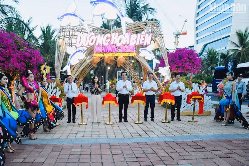Các đại biểu cắt băng khai trương Đường hoa biển Đà Nẵng. (Ảnh: ANH ĐÀO)