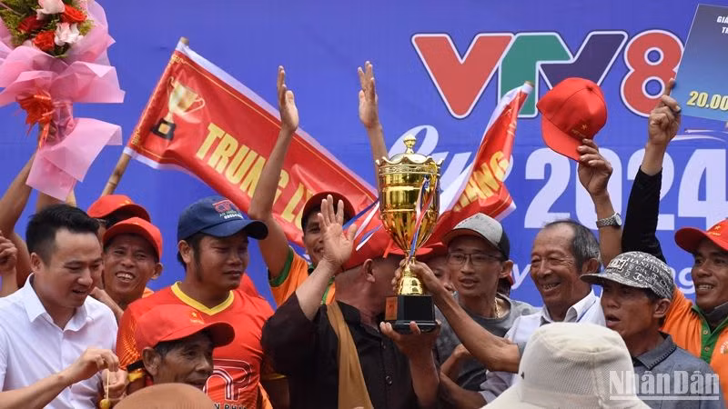 Đội Đua thuyền Trung Lương, quận Cẩm Lệ, thành phố Đà Nẵng giành Cúp vô địch đội Nam. (Ảnh: ANH ĐÀO)