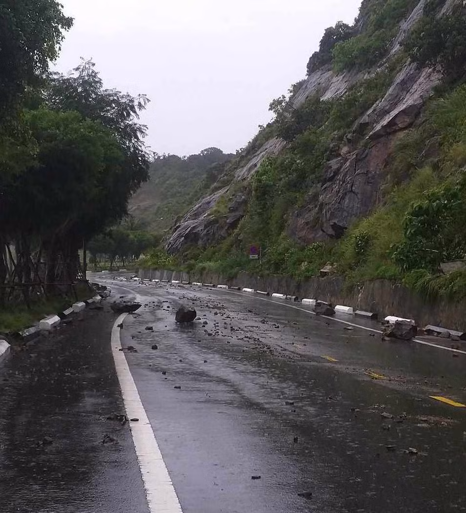 Đá rơi xuống đường lên bán đảo Sơn Trà sau đợt mưa lớn 3 ngày qua.